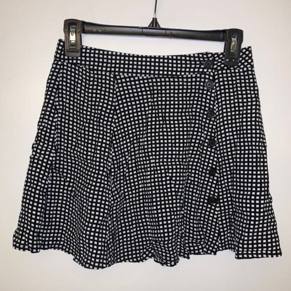 Brand new/nvr worn, black & white jrs mini skirt, size S. Buttons along front. - Picture 1 of 3